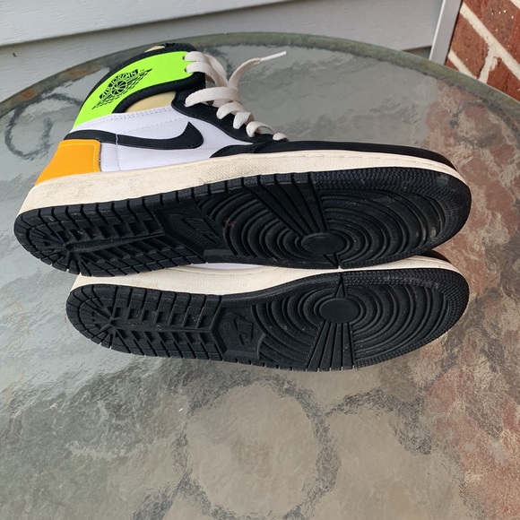 Jordan one retro high white black volt University gold size 8 1/2 - Picture 5 of 5